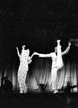 Scala: Rob. Robinson und Virginia Martin tanzen; (beide Bein hoch)