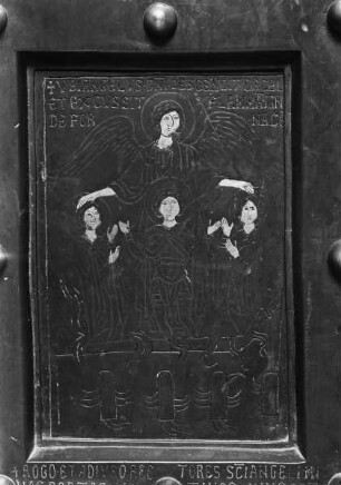 Tür des Hauptportals, linke Seite, Detail: Der Engel beschirmt die drei Männer im Feuerofen (Reihe 5, Tafel 1)