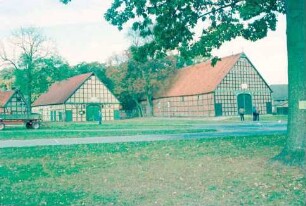 Lübeln: Fachwerk Bauernhäuser am runden Platz