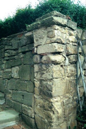 Natursteinmauer mit Eckpfeiler