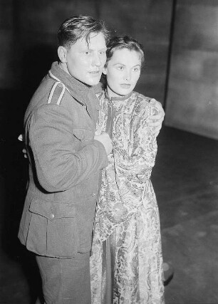 Szenenbilder aus dem Drama "Der Gesang im Feuerofen" von Carl Zuckmayer am Schillertheater Berlin : Szenenbild