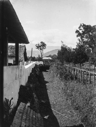Wallgraben : Graben entlang einer Station, rechts ein Zaun