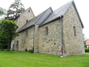 Rhena-(Evangelische Kirche ) - Ansicht von Südosten mit Kirche (romanisch gegründet-beachte Rechteckchor)