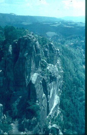 Sächsische Schweiz, Rathener Gebiet. Blick von der Basteiaussicht zur Steinschleuder