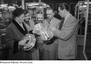 Besucher mit Haushaltsgeräten