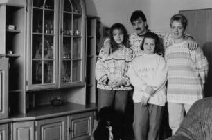 Familie B. (Busfahrer, Krankenschwester) mit Hund im Wohnzimmer