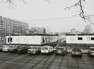 Eingeschossige Containerbauten verschiedener Läden und der Hypobank