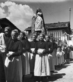 Kärnten, St. Lorenzen im Lesachtal, Fronleichnams-Prozession in der Volkstracht des Lesach-Tales