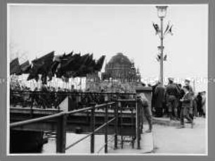 Mai-Demonstranten auf der Rathausbrücke
