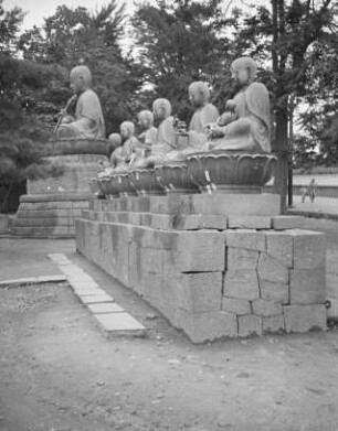 Rokujizō am Zenkō-ji (Shinshū Zenkō-ji) : Blick zu sitzender Buddhafigur