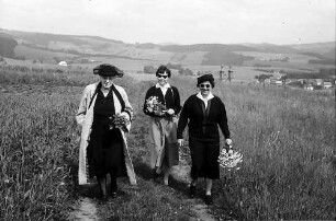 Mami, Gertrud und Spitzli auf einer Blumenwiese bei St. Peter