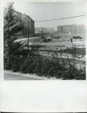 Arbeiten an der Mauer an der Sektorengrenze von Neukölln (West-Berlin) nach Treptow (Ost-Berlin)