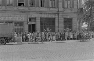 Dresden-Johannstadt, Striesener Straße 49. Warteschlange vor dem HO-Lebensmittelgeschäft