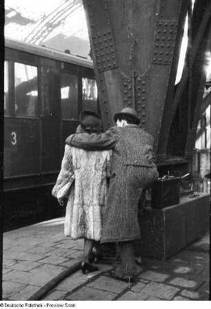 Wartendes Paar auf einem Bahnsteig