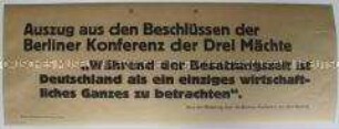 Maueranschlag mit einem Zitat aus der Mitteilung zur Dreimächtekonferenz in Berlin