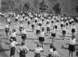 Arbeitersportlerinnen bei Massenübungen in Raschau um 1930 : Arbeitersportlerinnen bei Massenübungen