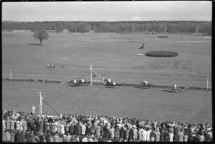 Hoppegarten: Start vor den Tribünen, Einlauf