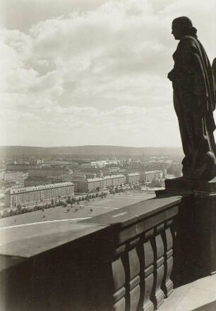 Dresden. Blick vom Rathausturm mit Skulptur nach Osten zu den Neubauten an der Grunaer Straße