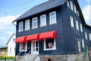 Haus mit Ladeneinrichtung, Markisen