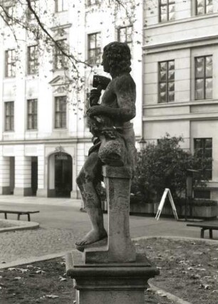 Allegorie der Bildhauerei : Dresden. Straße der Befreiung. Allegorie der Bildhauerei (Seitenansicht), Sandstein, 18. Jh.
