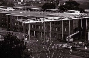 Mommsenstraße 14 (Gebäude F) vor der Fertigstellung vom Hochhaus aus gesehen: Montage des Flachdaches