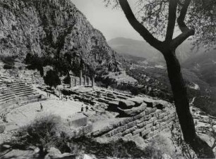 Das Amphitheater in Delphi und der Apollotempel