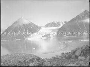 Dunkle Berge mit Schneefurchen hinter spiegelglattem Fjord, Nordlandreise, Norwegen