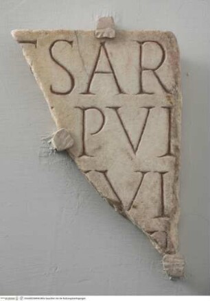 Tafelfragment mit Grabinschrift "...(Cae)SAR..."