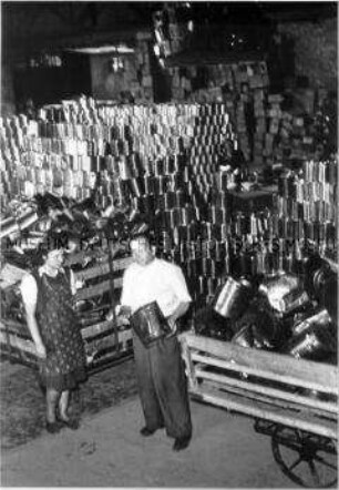 Adolf Endler stellt aus alten Dosen neue Verpackungen her