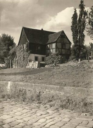 Dresden-Pillnitz, August-Böckstiegel-Straße 8. Ehemaliges Fischerhaus. Ansicht von der Straße