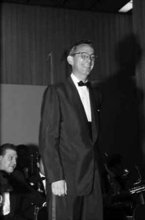 Donaueschingen: Donaueschinger Musiktage; Stadthalle; Eddie Sauter stehend am Dirigentenpult