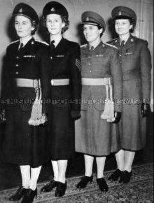 Neue Uniformen für Frauen im englischen Militärdienst