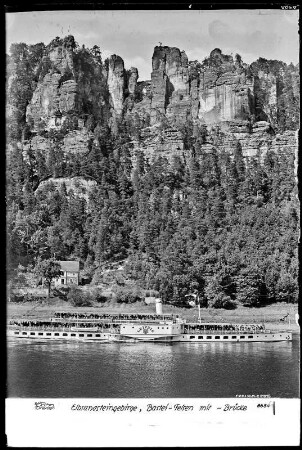 Sächsische Schweiz, Bastei mit Basteibrücke, Blick über die Elbe mit Elbdampfer Leipzig