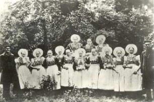Festtracht aus Sagar : Kleidung - Truhentracht. Festgruppe in Festtagstracht aus Sagar bei Bad Muskau.