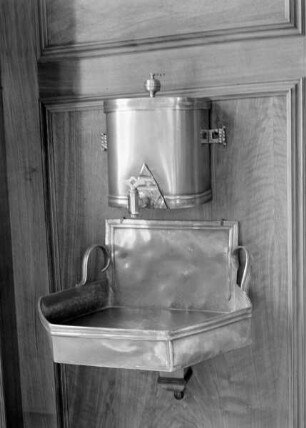 Waschbecken mit Wasserbehälter