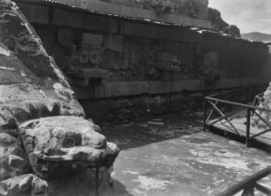 Kopfskulpturen in Teotihuacan : Reliefs in Form von Kopfskulpturen an der Frontseite des Tempels des Quetzalcoatl in der Tempelanlage von Teotihuacan.