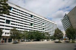 Dresden. Sankt Petersburger Straße. Wohnblock. Rechts Teilansicht des UFA-Palastes