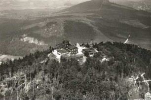 Zittauer Gebirge. Lauschegipefel mit Gasthaus und Stationssäule der mitteleuropäischen Gradmessung. Luftbild-Schrägaufnahme von Süden