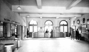 Aalen Empfangsgebäude Fahrkartenausgabe Sperre Reisende