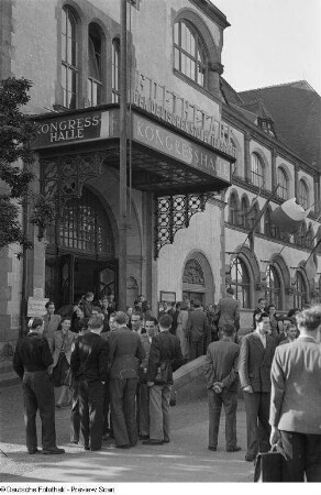 Wartende vor dem Eingang zur Kongreßhalle