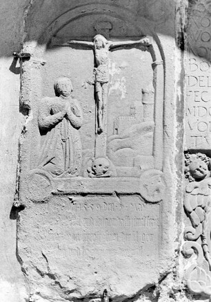 Grabplatte mit Kreuzigungsrelief : Grabplatte mit Kreuzigungsrelief. Stein (1551/1600). Mindelheim, Stadtpfarrkirche Sankt Stephan