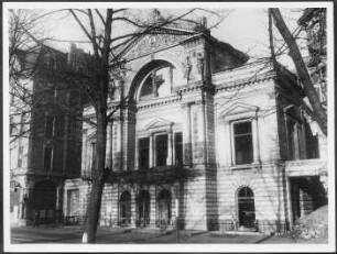 Hamburg-Altona. Blick auf die Fassade des 1943 ausgebrannten Stadttheaters in der Königstraße Aufgenommen 1947. Das Haus wurde nicht wieder errichtet.