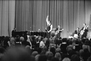 Gastspiel des Schlagersängers Udo Jürgens in Karlsruhe.