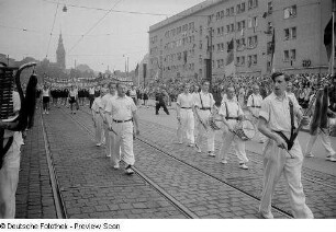 Spielmannszug und Sportler während einer Parade auf der Straße der III. Weltfestspiele (heutige Jahnallee)