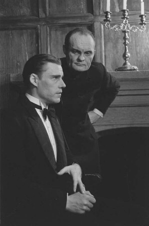 Szenenbilder aus dem Drama "Ein Inspektor kommt" von John Bonyton Priestley im Theater am Schiffbauerdamm Berlin : Szene mit Max Eckard (links) und Alfred Schieske als Inspektor Goole (rechts)