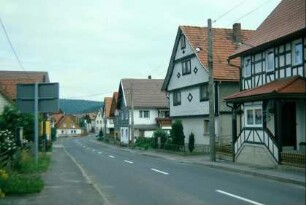 Blick entlang der Dorfstraße, beidseitig Häuser
