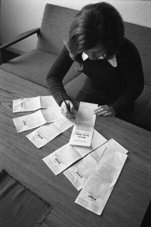 Ausfüllung der Stimmzettel bei der Kommunalwahl am 24. Oktober 1971