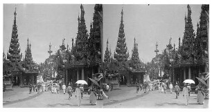 Rangun, Birma. Einheimische und Touristen der Hapag vor Nebentempeln der Shwedagon-Pagode