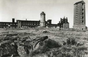 Brocken : Harz. Brockengipfel mit altem und neuem Hotel, Aussichtsturm und Meteorologischer Station