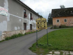 Rozmberk - Häuser und Hinweisschilder : Hinweisschilder. Aufgenommen in Rozmberk 2004
